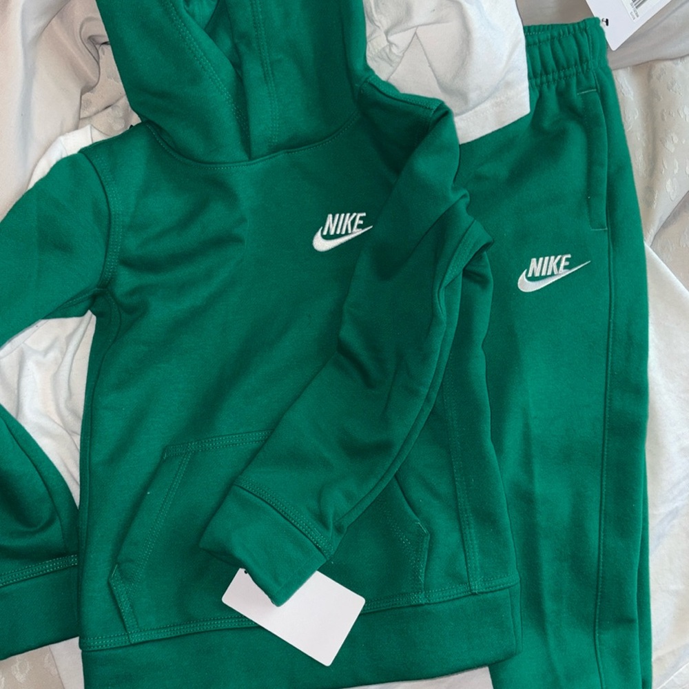 NWT Nike Boys Set size 5 (small) runs small